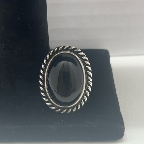 Black Onyx Oval Ring —Estate Find — Beautiful Design— with twisted silver border - Picture 10 of 11